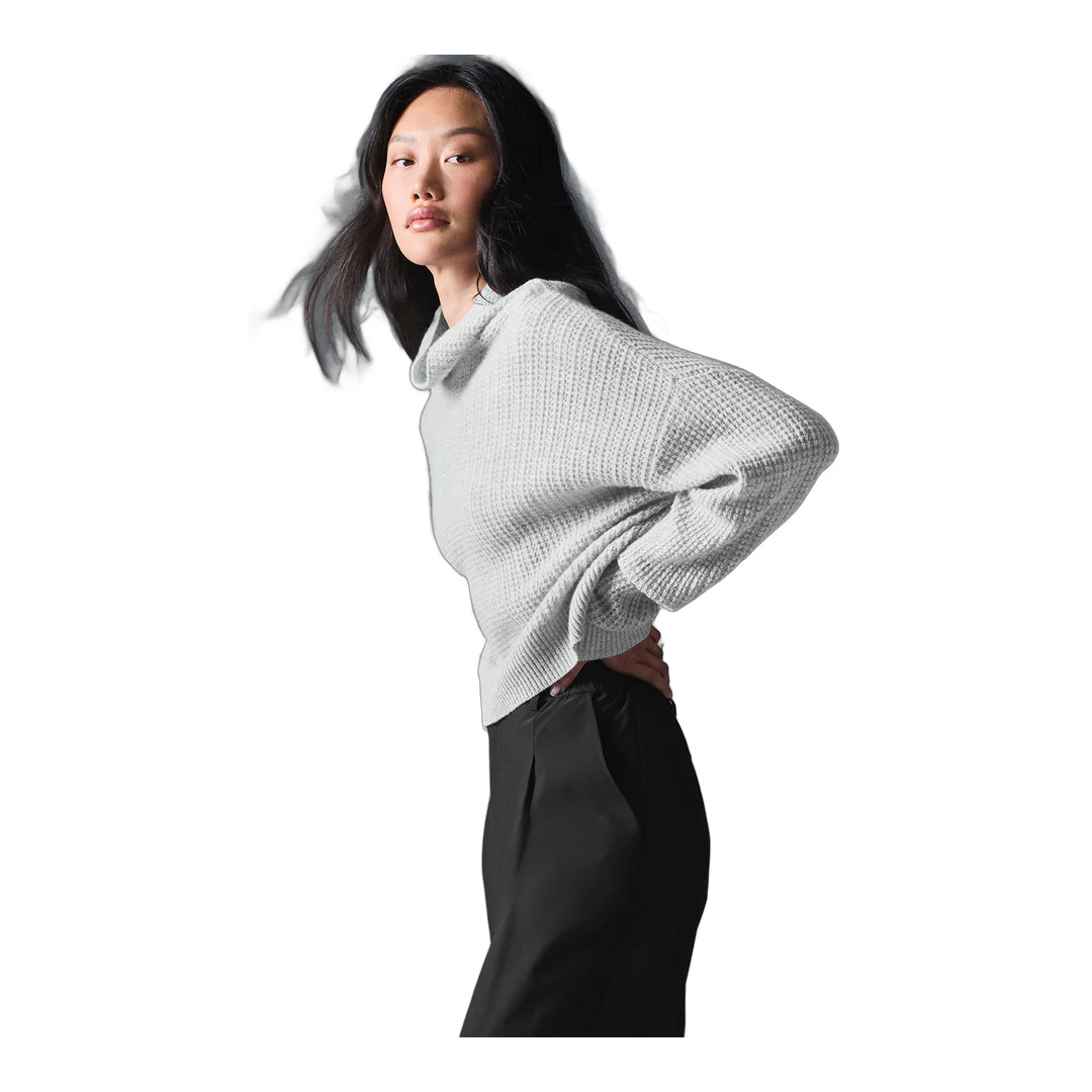 alo Cashmere Plush Waffle Turtleneck Pullover - Athletic Heather Grey - Image 4