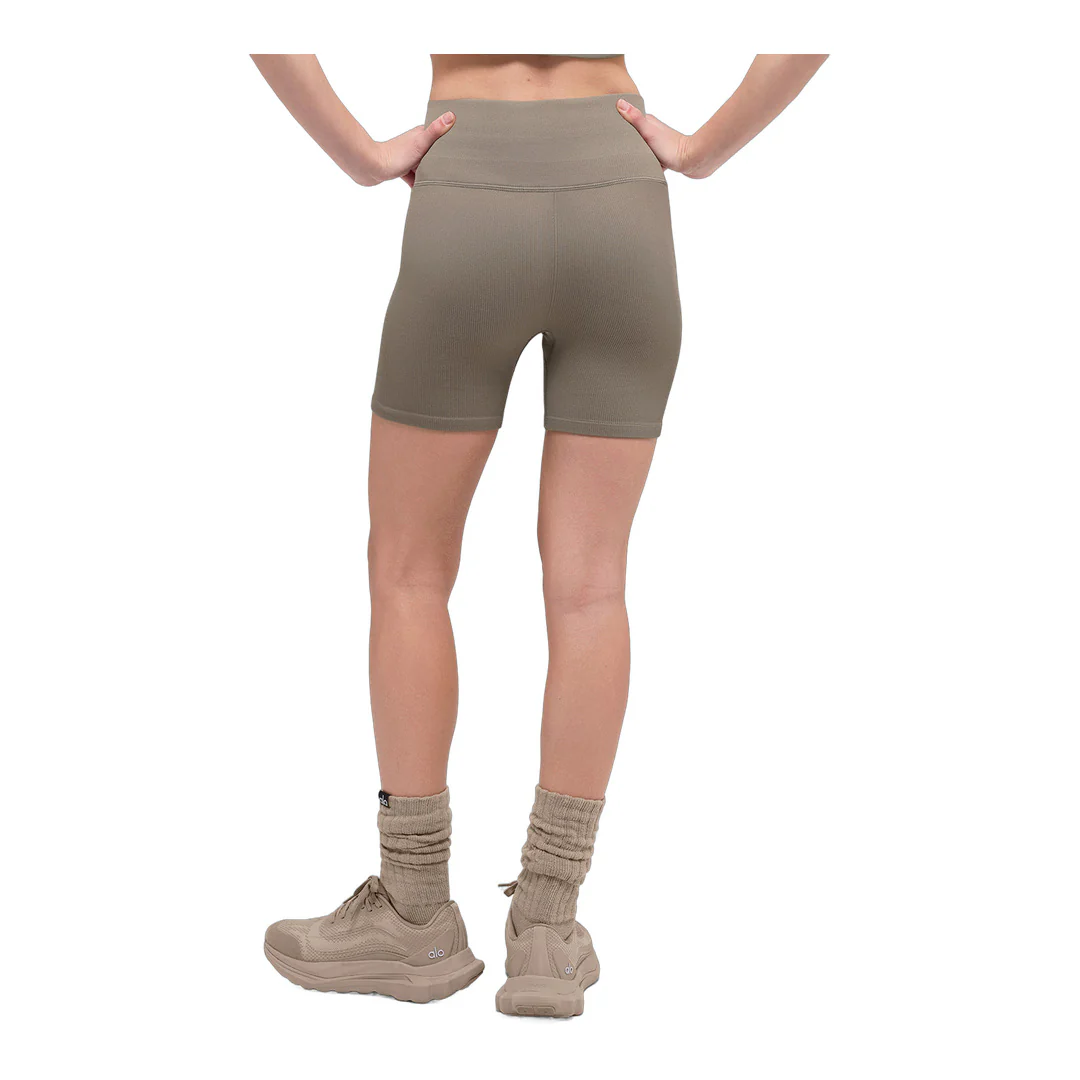 alo 5" Seamless Ribbed Favorite Short - Light Cocoa - Image 3
