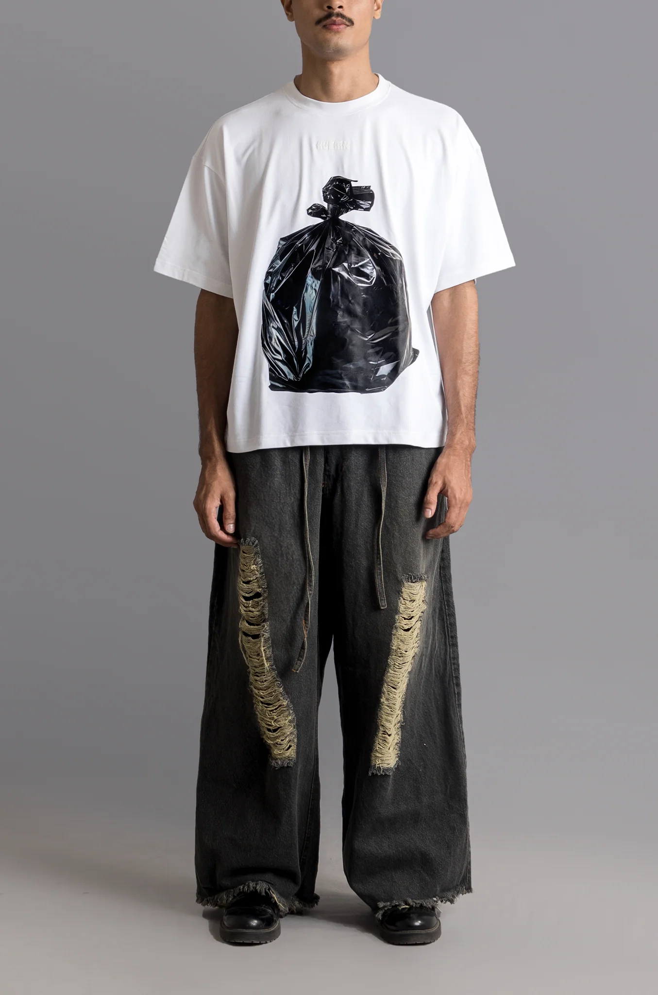 'Garbage bag' T-shirt (White) - Image 5