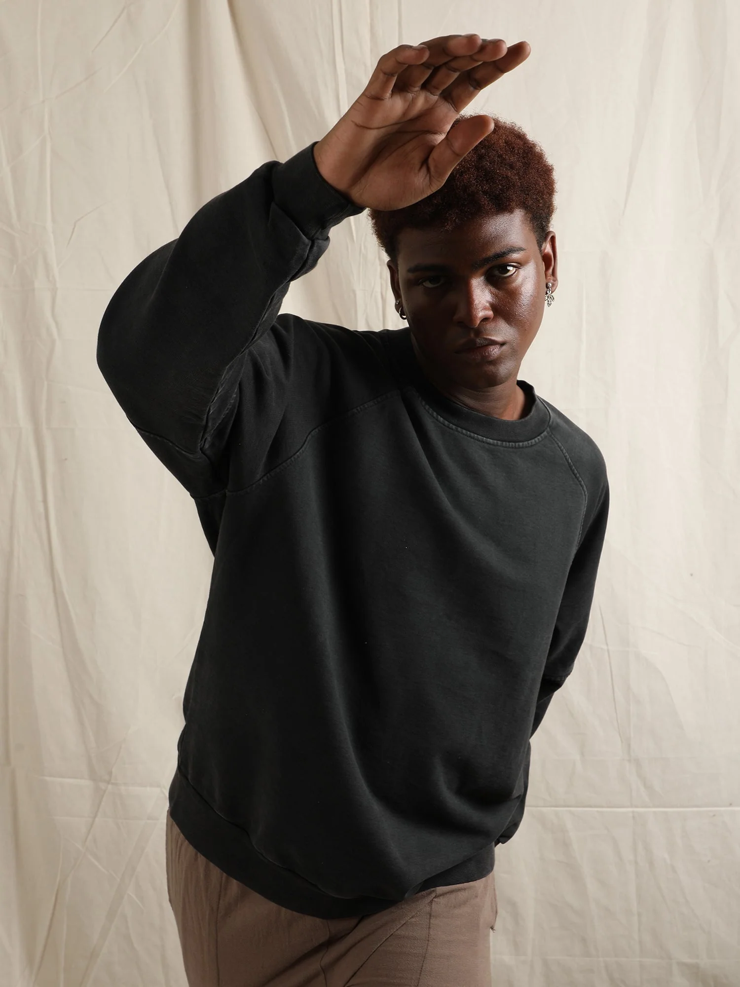 OVERDYED RAGLAN SLEEVED SWEATSHIRT (BLACK) - Image 2