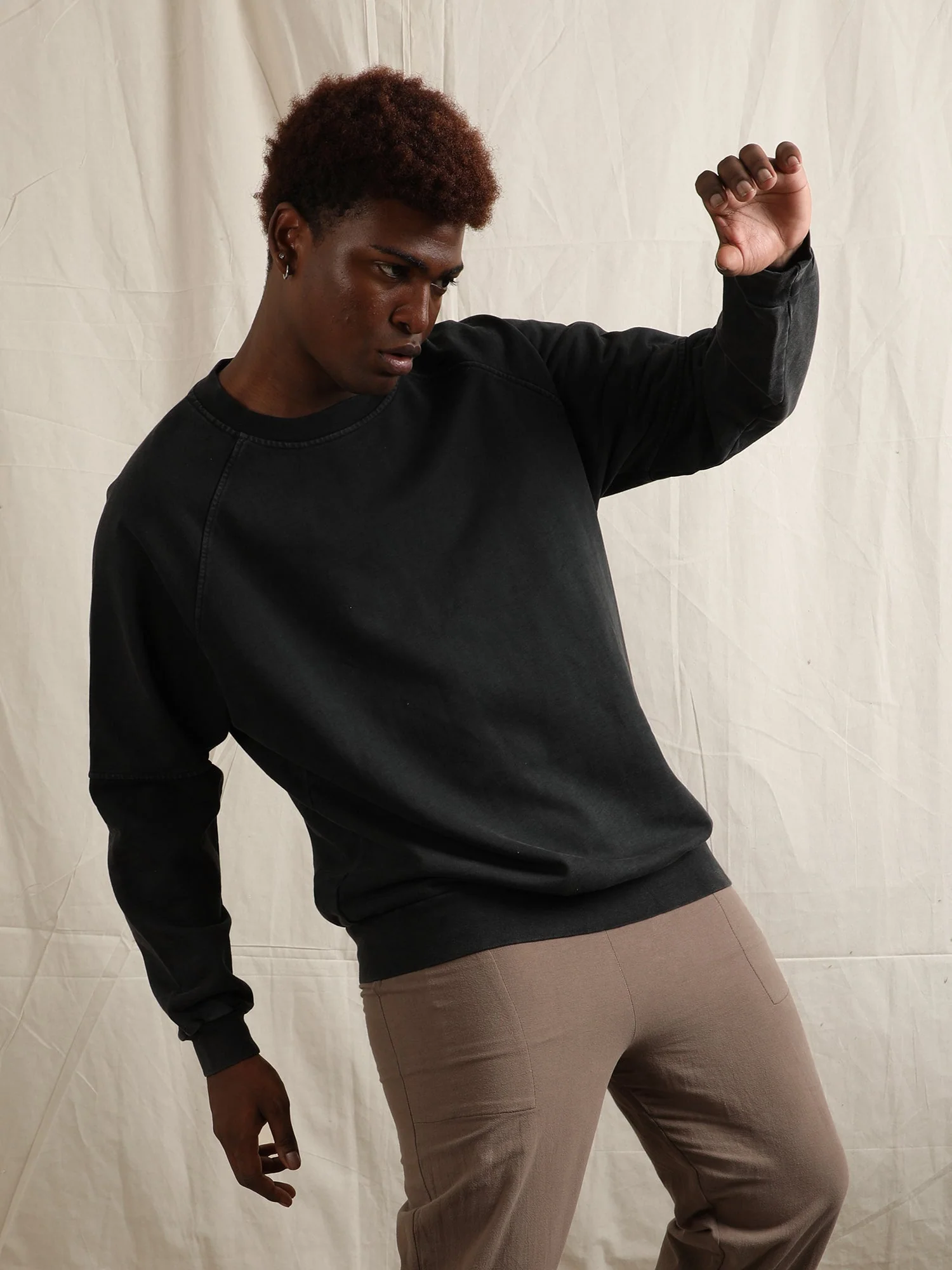 OVERDYED RAGLAN SLEEVED SWEATSHIRT (BLACK) - Image 4