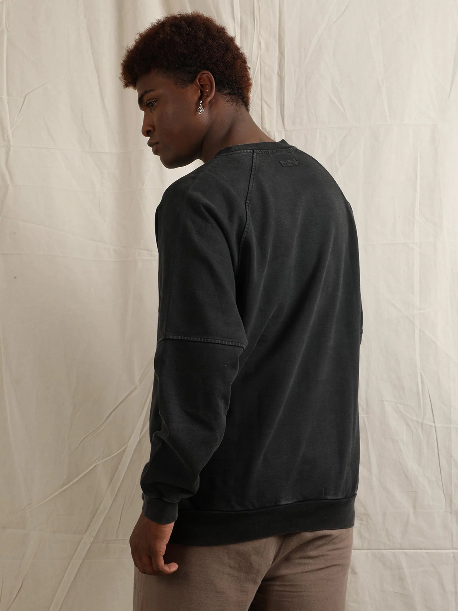 OVERDYED RAGLAN SLEEVED SWEATSHIRT (BLACK) - Image 5